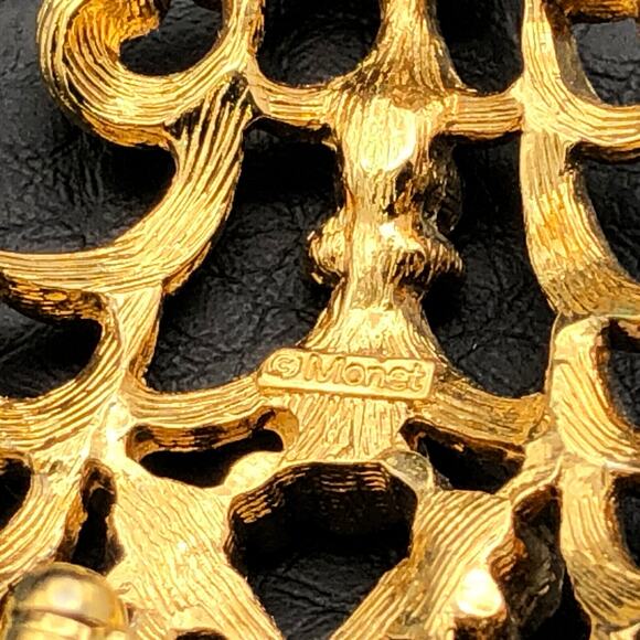 Vintage Monet Brooch Christmas Tree Multicolor Rhinestone Textured Gold Tone Pin - Picture 5 of 9